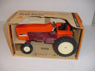 1/16 Vintage Allis Chalmers 7040 Tractor By Ertl W/super Box