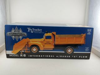 Highway 61/dcp Int.  K - 5 St Hwy Dept.  Dump Truck With Baker V Plow 1/16 Scale Nib