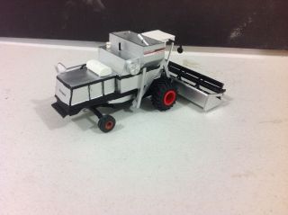 RARE 1/64 all metal Gleaner L2 with corn and grain heads by C&D 3
