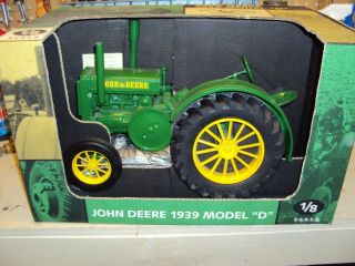 John Deere - 1939 Model D Tractor - Ertl - (1/8) Scale - Signed By Joseph Ertl