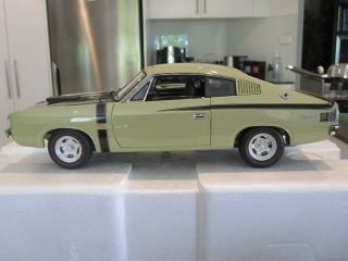1:18 Classic Carlectables 18369 Chrysler Charger E38 R/t Blonde Olive