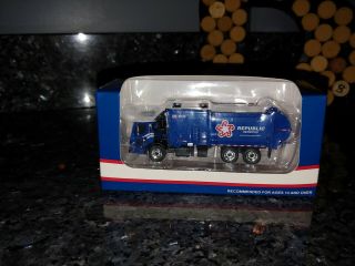 First Gear Republic Services Side Load Garbage Truck 1/87 Scale