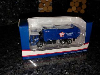 First Gear Republic Services Side Load Garbage Truck 1/87 Scale 5