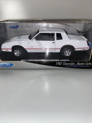 Welly 1987 Chevrolet Monte Carlo Ss White W/ Red Pinstripes 1:18 Diecast