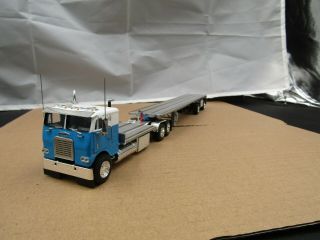 1/64 Dcp Custom Stretched Blue/white Freightliner Coe W/drom Bed&spread Flatbed