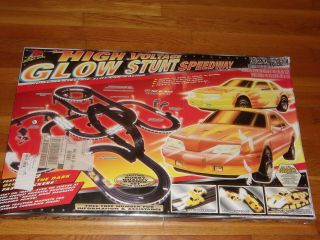 Like - Like High Voltage Glow Stunt Speedway Slot Car Track With 2 Cars