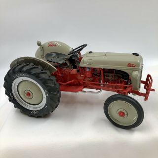 Danbury 1952 Ford 8n Tractor 1:16 Scale With Certificate Of Title