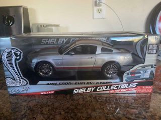 2011 Ford Shelby Gt500 Silver/red Stripes Shelby Collectibles 1:18 Scale Diecast