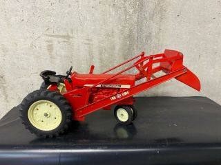 Tru - Scale Red Tractor Front End Loader Shovel International 10745