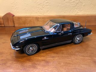 1963 Chevy Corvette Sting Ray Coupe Danbury 1/24th Scale Die Cast Model.