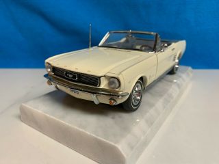Danbury The 1966 Ford Mustang Convertible 1:24 Scale,  White Lnib W/papers