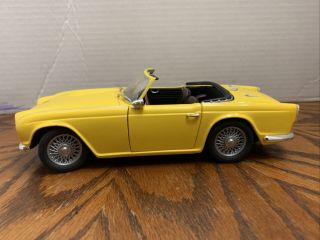 Jadi 1/18 Scale Diecast Triumph Tr4 Yellow Mod Car