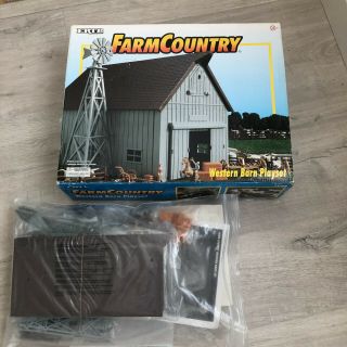 Ertl Farm Country 1/64 Scale Western Barn Playset Set Never Assembled,  12108