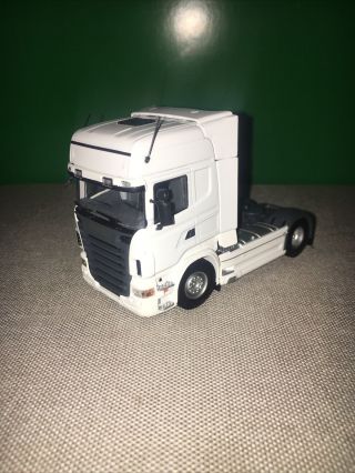 Universal Hobbies 1.  50 Scania R Ideal For Code 3 White One Mirror Missing