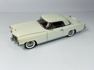Signature Series 1956 Lincoln Continental Mark Ii 1:18 Scale Diecast White I1