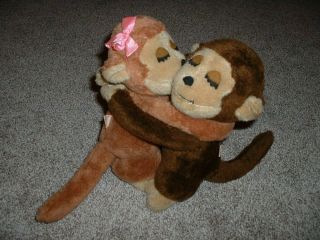 R.  Dakin Plush Hugging Monkey Set Stuffed Animal Kissing Vintage Toy 1976 10 "