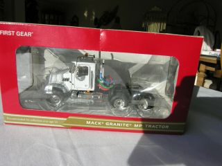 1st Gear 50 - 3156 Mack Granite Mp Tractor (white) 1/50