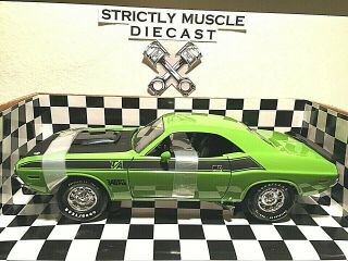 1/18 Scale 1970 Dodge Challenger T/a 340 - 6 Pack Coupe - Sublime Green Ext/black
