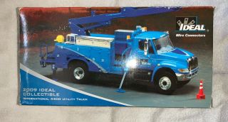 Ideal Collectible International 4400 Utility Truck 1/34