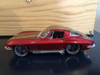 Maisto 1965 Chevrolet Corvette 1:18 Diecast Car - Limited Red & Gold