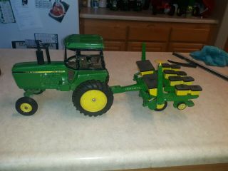 1/16 Scale John Deere 50 Series Tractor And 7000 Planter Both Have Play Wear