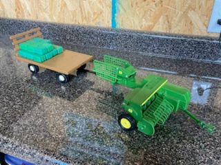 1/16 Ertl John Deere Square Baler And Hay Wagon - Toy Tractor