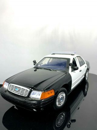 1/18 Scale Diecast 2001 Ford Crown Victoria In Black\white By Motor Max