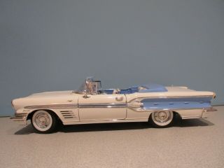 1:18 Scale White 1958 Pontiac Bonneville Convertible Die - Cast By Road Signature