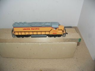 Bachmann Ho Scale Model Of A Union Pacific Gp - 40 Diesel Locomotive,  One Coupler
