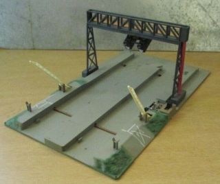 Lima 60 - 0025 Oo/ho Gauge Signal Gantry & Level Crossing Motorised Model Railway