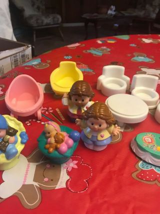 11 - PC.  FISHER PRICE LITTLE PEOPLE VINTAGE DOLLHOUSE ACCESSORIES - BABIES - MOTHERS 3