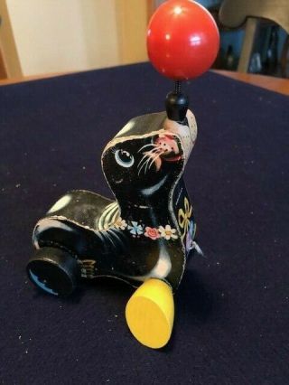 VINTAGE FISHER - PRICE WOODEN PULL TOY - SUZIE SEAL w/ BALANCING BALL 3