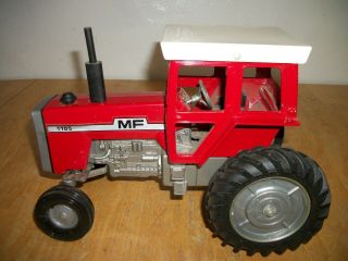 1/16 Massey Ferguson 1105 Ertl Toy Tractor