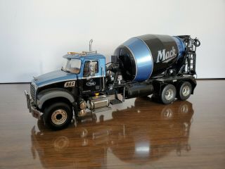 First Gear 1/34th Mack Granite Mp Engine Series Mixer - Mack Trucks