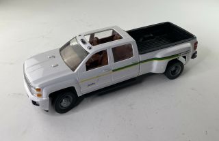 Big Farm 1:16 John Deere Chevrolet 3500 Dually Dealership Truck