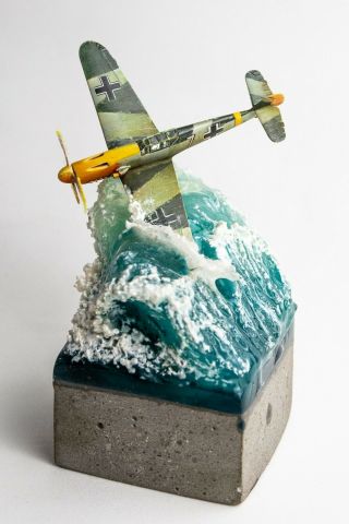 Diorama - Messerschmitt Bf.  109 Flies Over The Ocean,  Scale Model 1/144