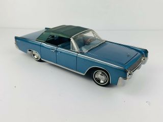 Signature Series 1961 Lincoln Continental | 1:18 Scale Blue Please Read L1