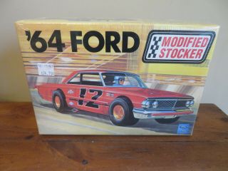 Amt 64 Ford Modified Stocker 1/25