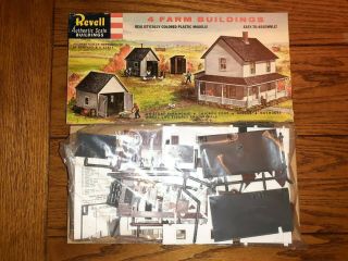 Revell T9003:2.  00 4 Farm Buildings Kit