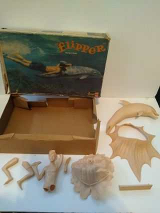 1965 Revell Flipper And Pal Sandy Model Kit H - 1930 In The Box