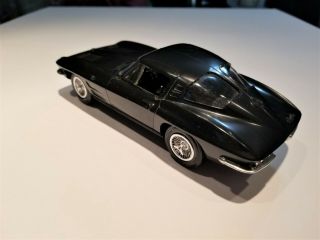 Vintage 63 Corvette Split Window 1/24 Quality Built Plastic Model.  Extra.