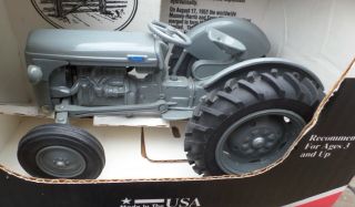 Scale Model Massey Ferguson To - 20 Farm Tractor Gray Die - Cast 1:16 Made Usa - /box