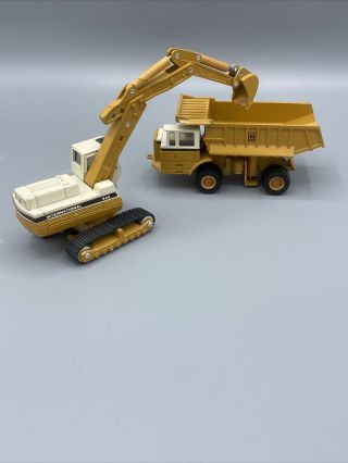Ertl Mighty Mover International Harvester Earth Mover Dump & Track Hoe Excavato
