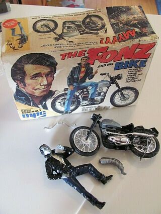 Mpc 1976 The Fonz And His Bike Model Kit From Happy Days Tv Show 1 - 0634 Fonzie
