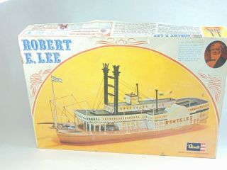 Collectible Robert E.  Lee Mississippi Paddle Wheeler Steamboat Model (ca.  1972)