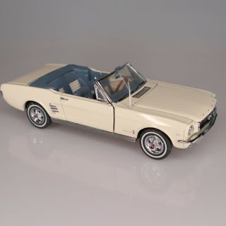 Danbury 1966 Ford Mustang Convertible 1:24 Scale