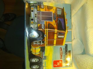 Amt White Freightliner Cabover Tractor 1:25 Scale Truck Model Kit.