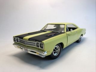 Ertl 1969 Plymouth Road Runner 1/18 Scale Diecast Car Yellow