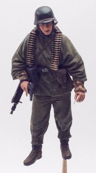 Wwii German Soldier With Slung Mg 42 Built - Up 1/35 Scale Model Figure