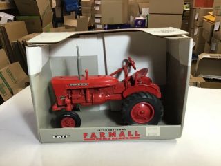 Ertl - International Farmall 140 Tractor 1:16 Scale Die - Cast Metal,  Pre - Owned